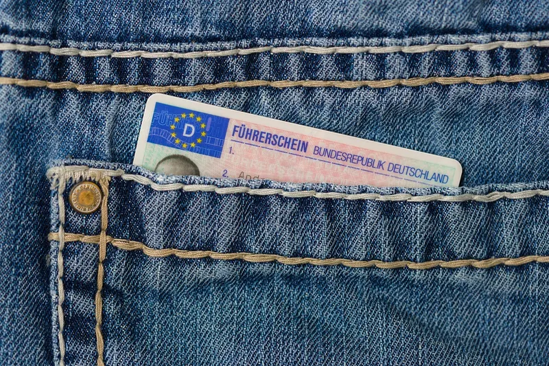 Ilustracja symbolizująca sprawdzanie punktów karnych online przez kierowców.