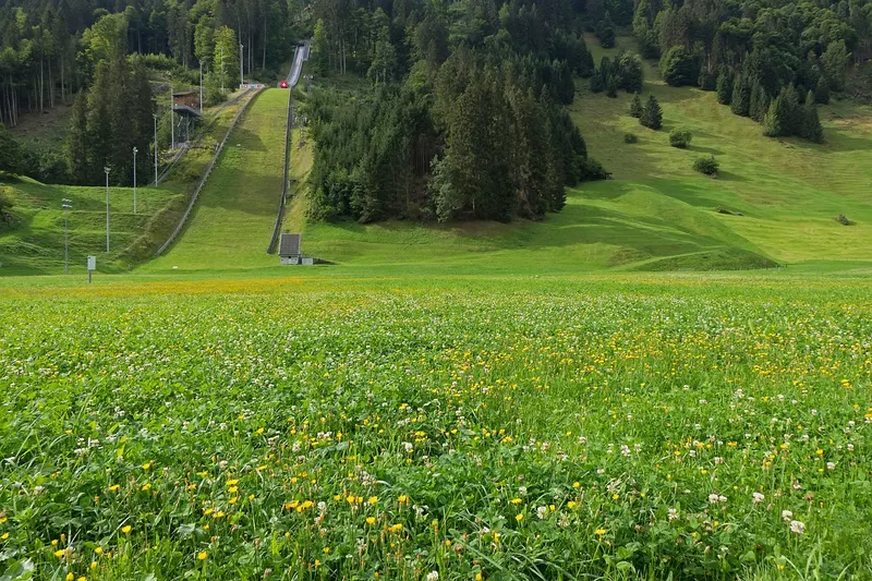 Skocznia narciarska w zimowej scenerii, gotowa na treningi.