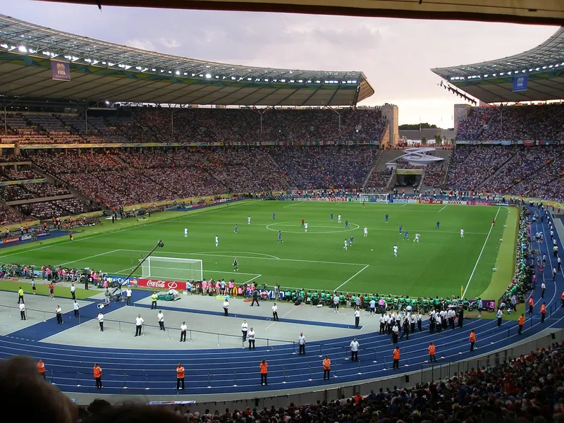 Widzowie na trybunach stadionu podczas meczu piłki nożnej.