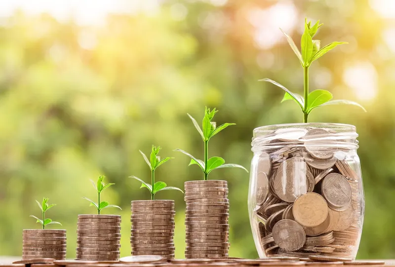 Symboliczne przedstawienie wzrostu finansów i różnych opcji oszczędzania.